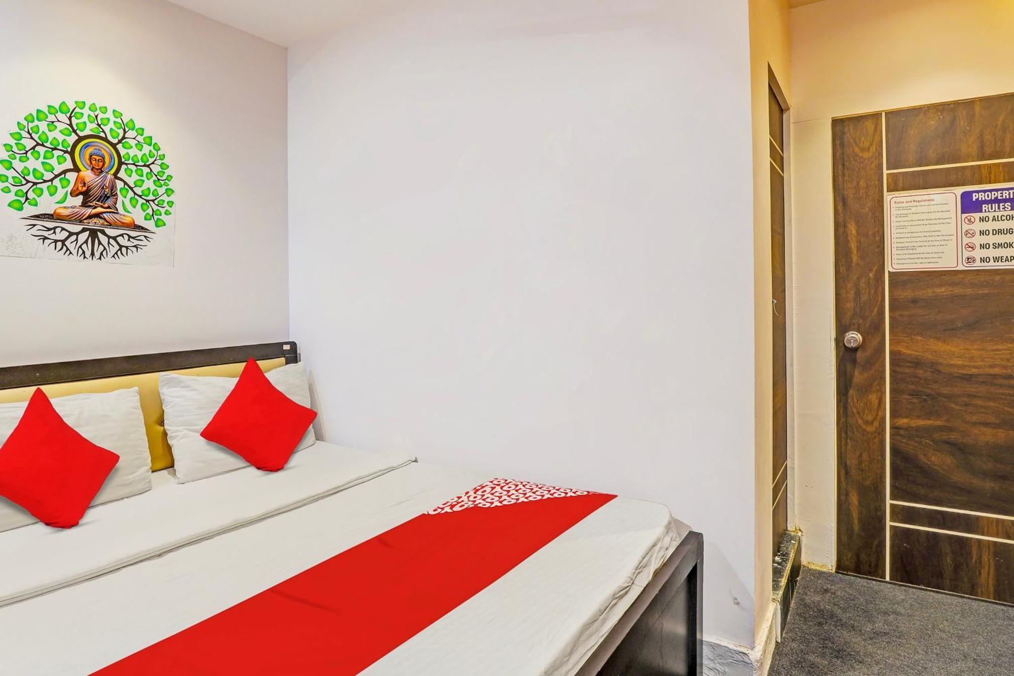 Hotel O Lotus Hotel Szúrat Kültér fotó