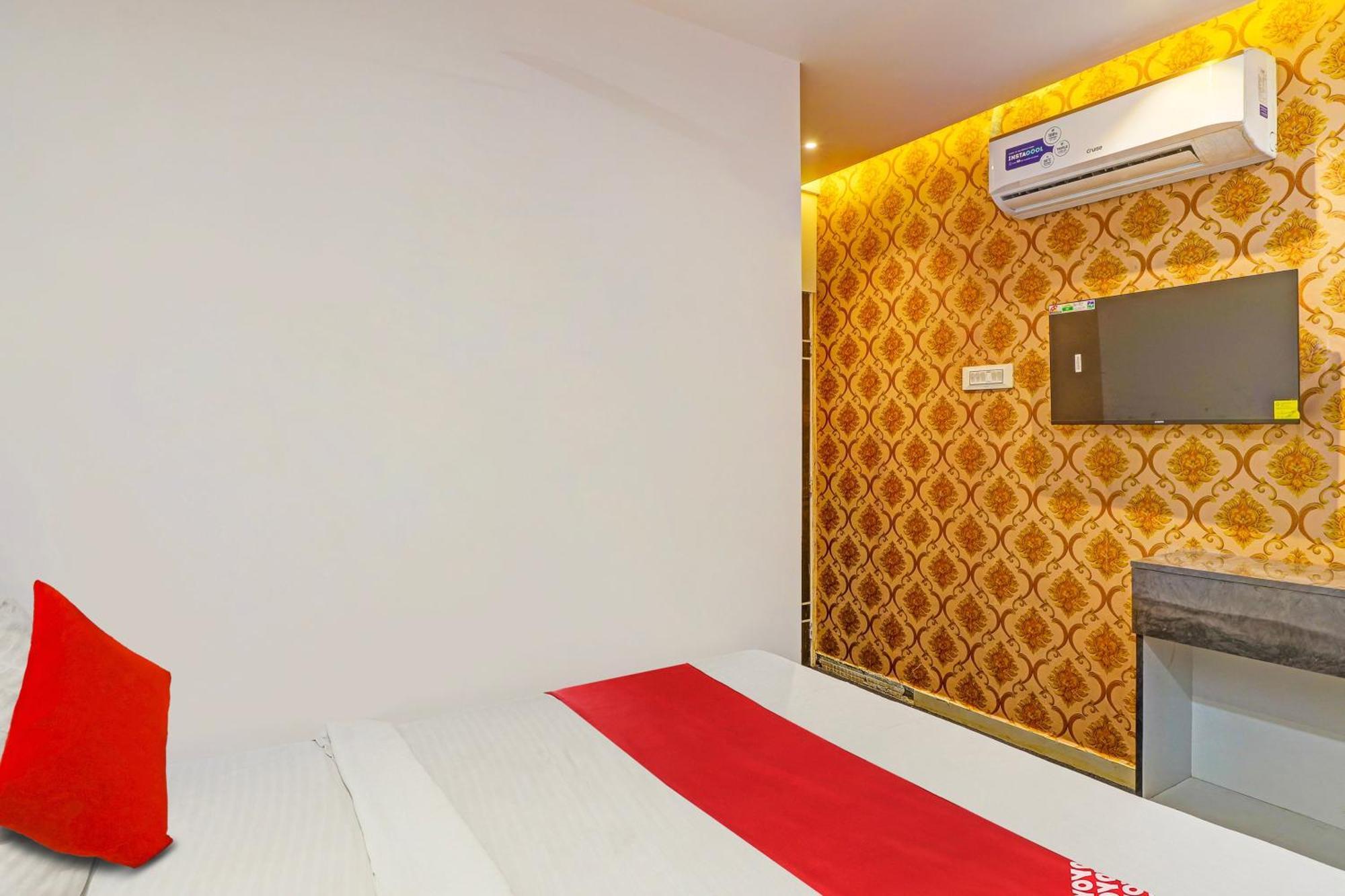 Hotel O Lotus Hotel Szúrat Kültér fotó