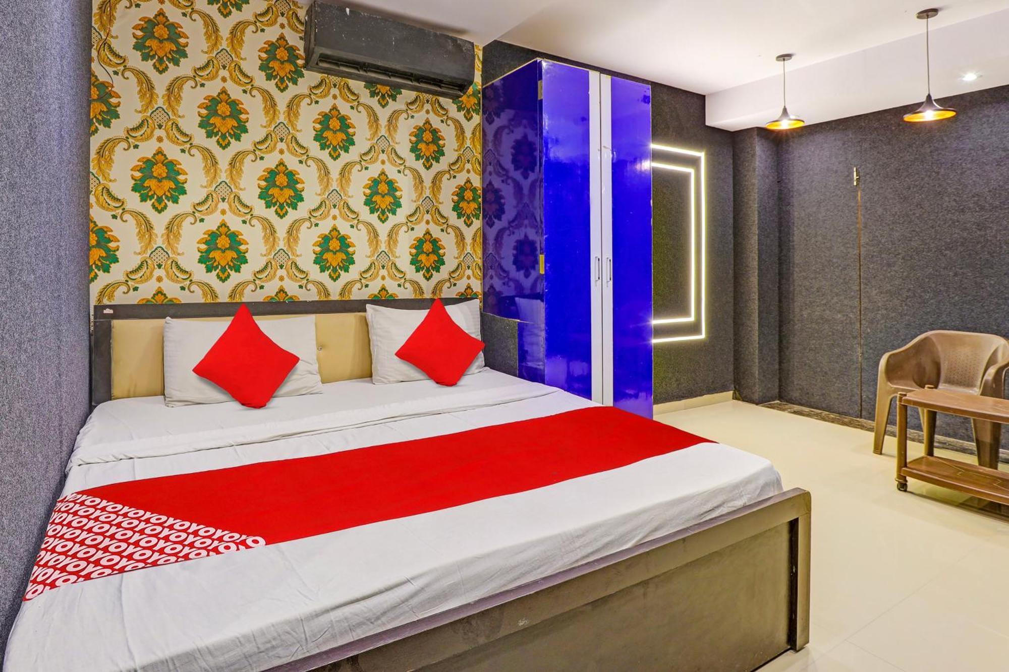 Hotel O Lotus Hotel Szúrat Kültér fotó