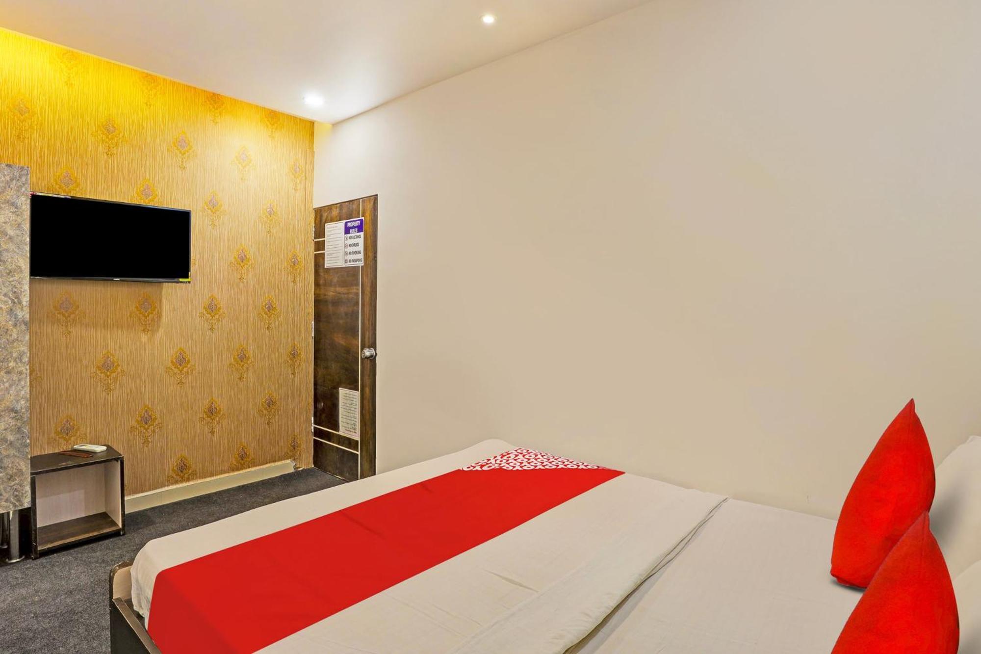 Hotel O Lotus Hotel Szúrat Kültér fotó