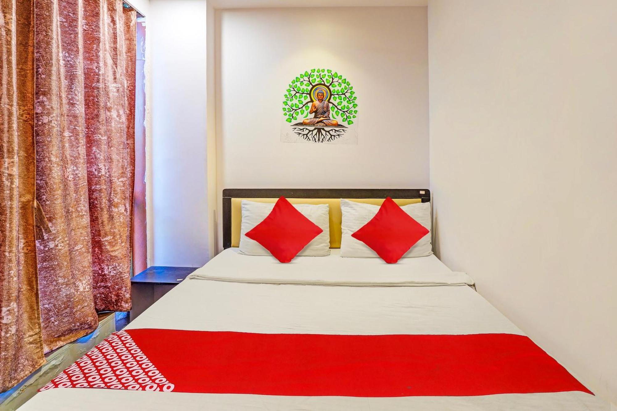 Hotel O Lotus Hotel Szúrat Kültér fotó