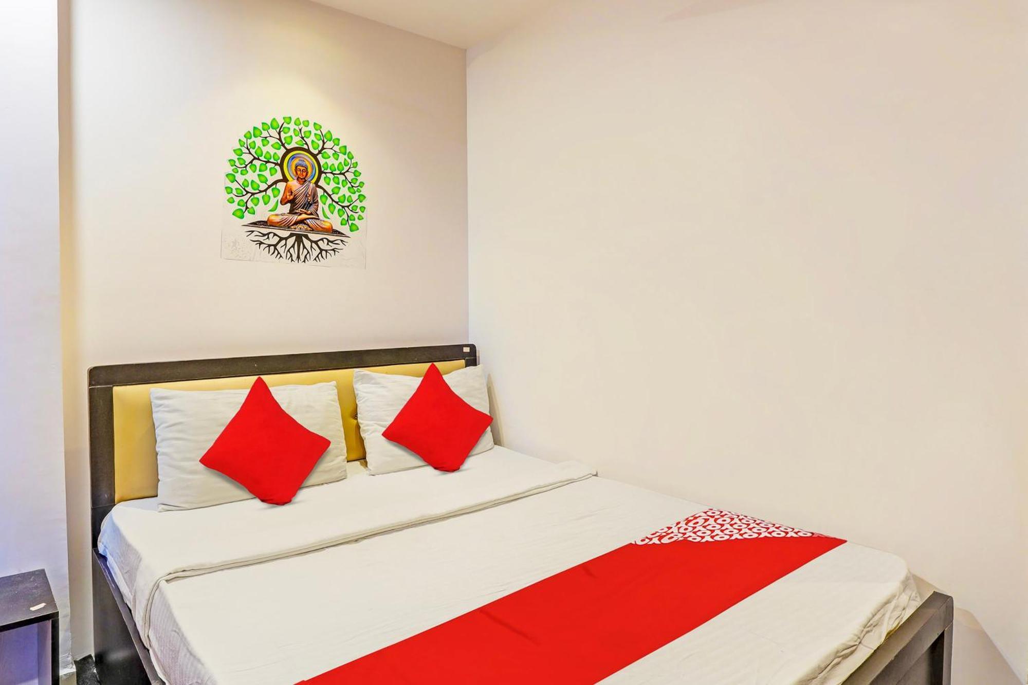 Hotel O Lotus Hotel Szúrat Kültér fotó