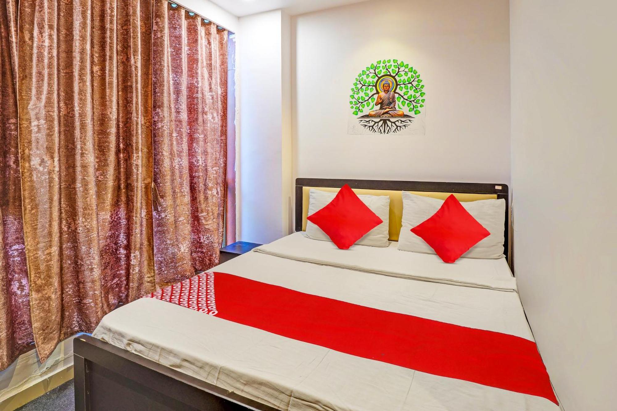 Hotel O Lotus Hotel Szúrat Kültér fotó