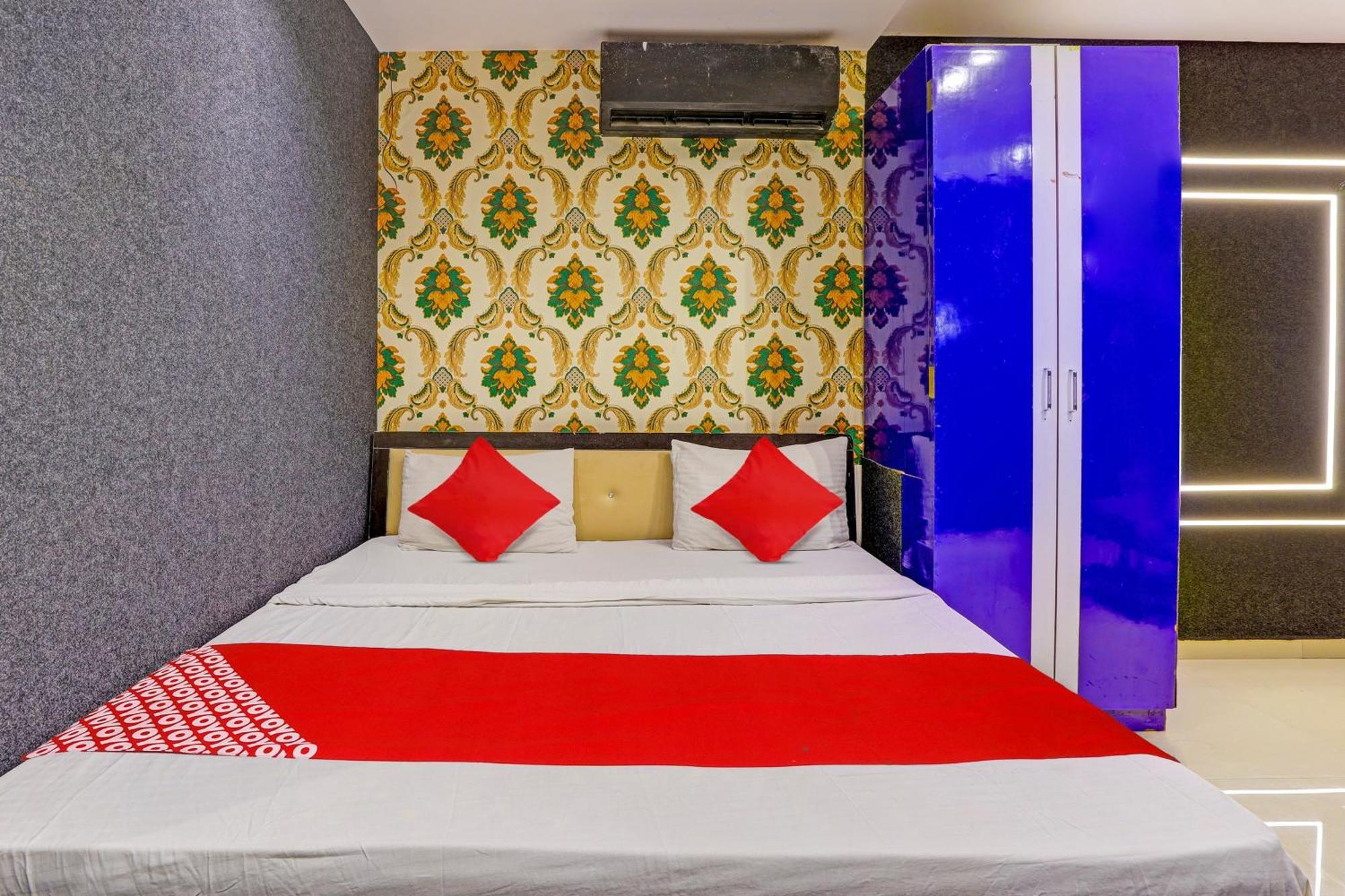 Hotel O Lotus Hotel Szúrat Kültér fotó